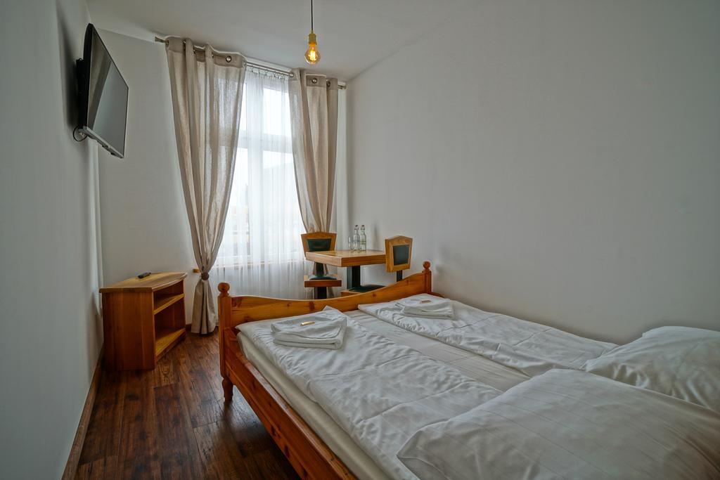 Apartment king bed