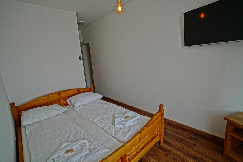 Apartment king bed